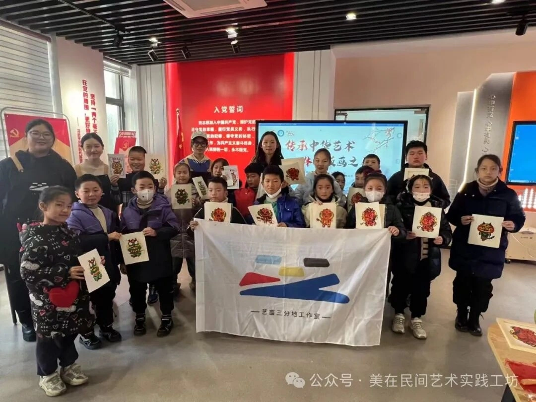 中沙社区迎新春活动：参与者带着亲手拓印的作品合影。