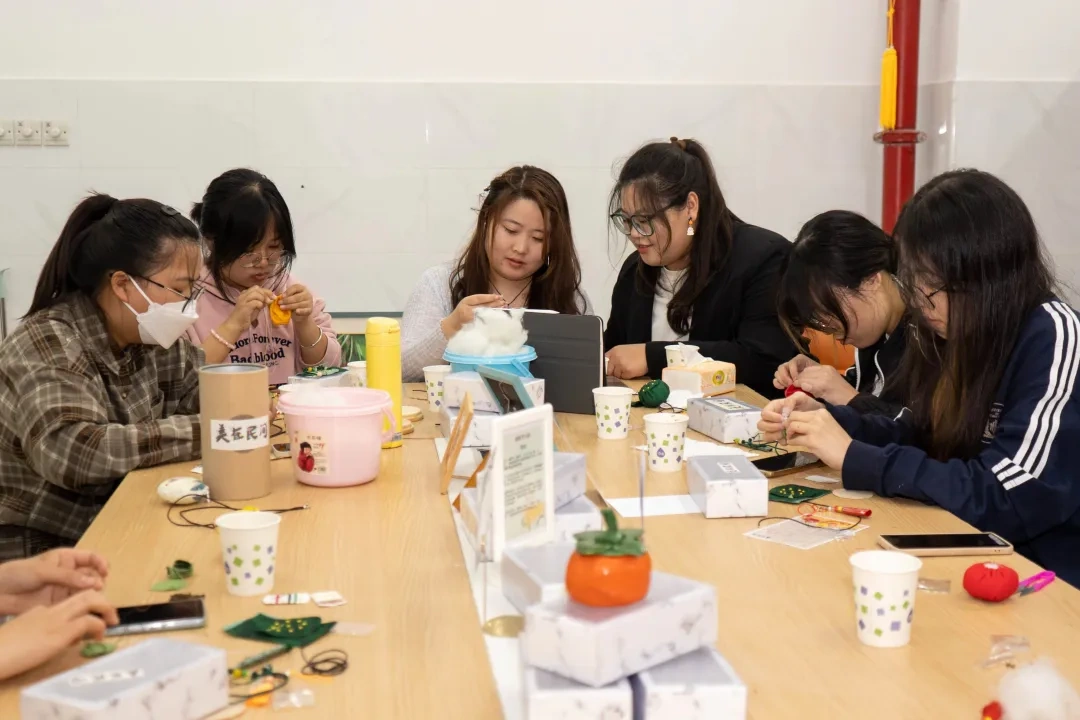 重阳香囊制作：围坐在一起的手作体验。